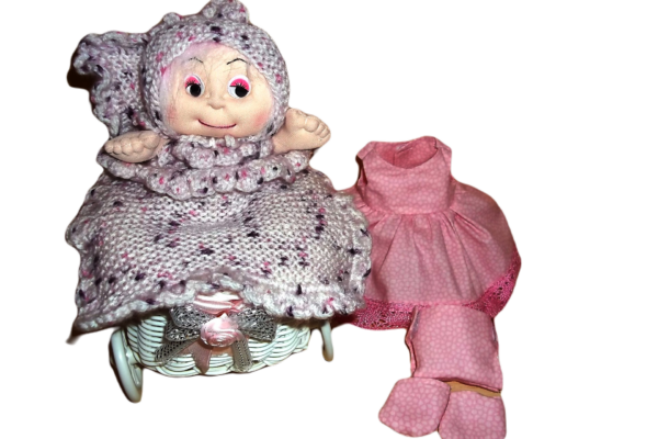 Modello bambola bebè in culla